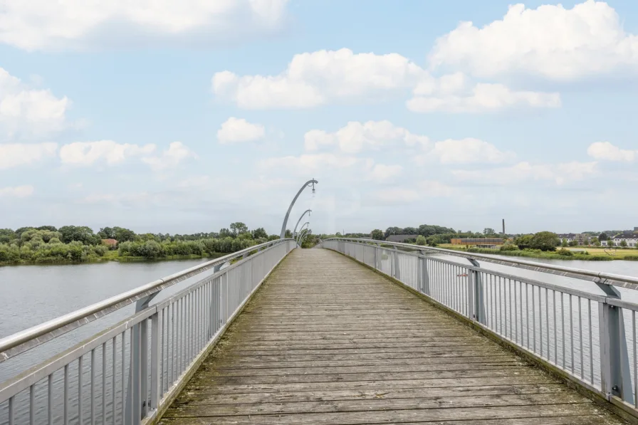 Die Fußgängerbrücke am Wangermeer