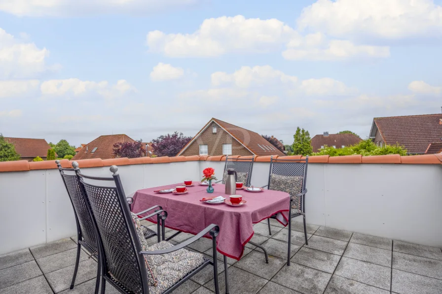 Die Dachterrasse Dachgeschoss (Die Bodenplatten sind durch den Regen dunkel angelaufen)