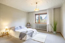 Das Schlafzimmer mit Blick in den Garten