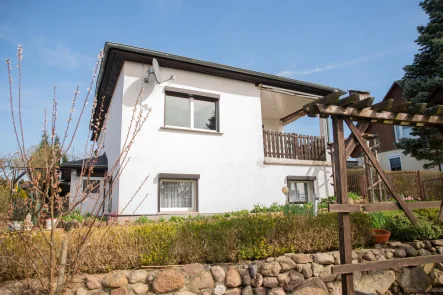 Titelbild - Haus kaufen in Angermünde / Stolpe - Ihr Rückzugsort im Unteren Odertal - bezugsfreies Wochenendhaus mit Garten und Carport in Ruhiglage