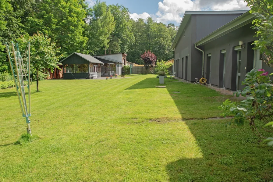 00 Titel  - Haus kaufen in Templin - Grünes Refugium am Waldrand in Seenähe! Großes komfortables EFH mit Gästewohnung und Saunahaus.