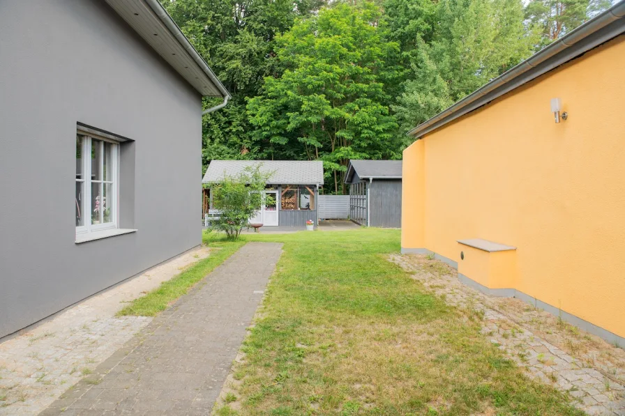 3 Zufahrt zum Hof zwischen EFH und Garage