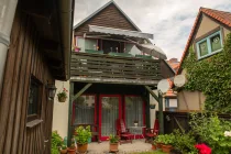 5 Hofansicht Stadthaus 1 mit Terrasse im EG und Balkon im DG