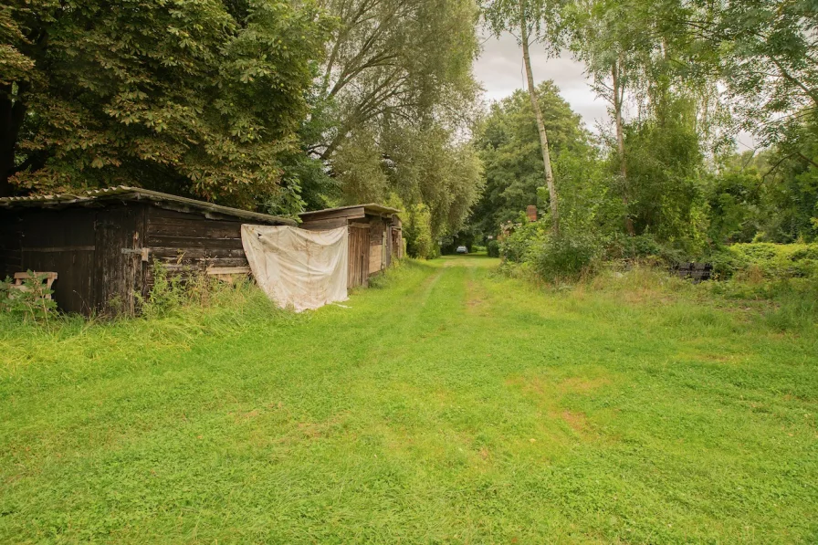 17 Weg über das Areal