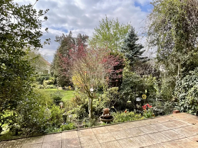 Terrasse mit Blick in den Garten