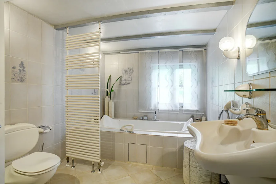 Badezimmer mit Colani Keramik, Badewanne und begehbarer Dusche
