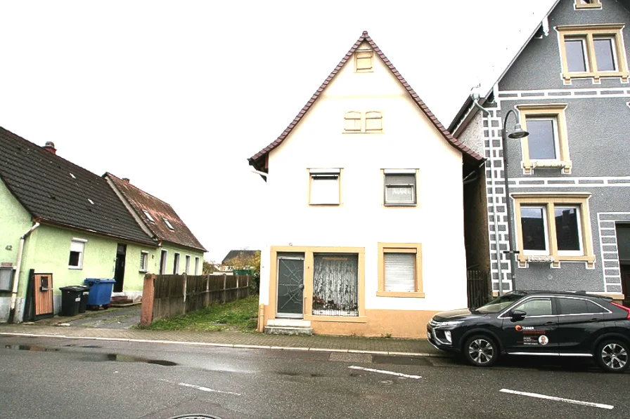 Wohnhaus zur Straße - Grundstück kaufen in Stutensee / Staffort - Baugrundstück - mit BestandsgebäudenAbrisshaus in Staffort - 1.655 u. 603 m²Gebäude-u. Gartenfl.