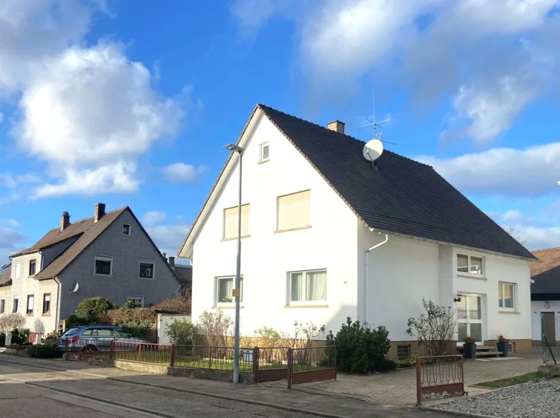 Hausansicht 1 - Haus kaufen in Stutensee-Blankenloch - Blankenloch 2 Fam. Haus für Renovierer, Grund 480 qm + Gartengrund 365 qm, Bj. 62 mit 160 qm Wohnfl.