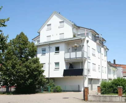 Außenansicht_1 - Wohnung kaufen in Stutensee / Blankenloch - Zentral in Blankenloch: helle Maisonette Wohnung, 4 Zi., 98 qm, f. 1 Jahr vermietet