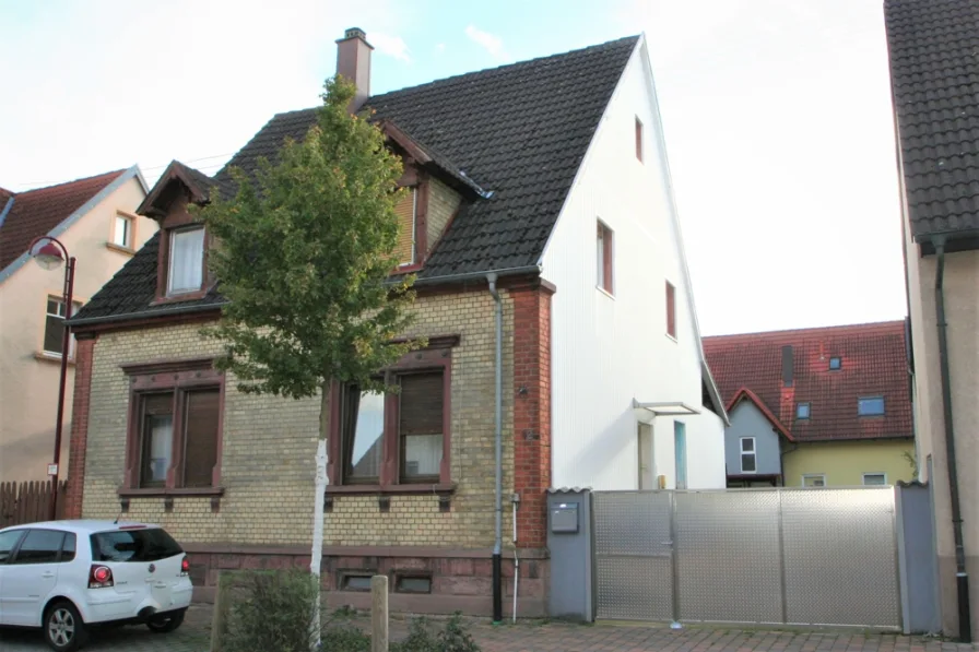 Altbau Hofeinfahrt - Haus kaufen in Graben-Neudorf - 2 Häuser Graben-NeudorfNeubau auf Abrissgrundst. EFH, Bj. 2003, 170 qm Wfl., 350 qm Grund