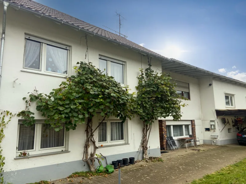 Einfahrt - Haus kaufen in Karlsruhe / Grötzingen - 1 A Lage Anwesen  in Karlsruhe-Grötzingen,869 qm Grund, 9 Zi., 325 qm Wfl., Garagen