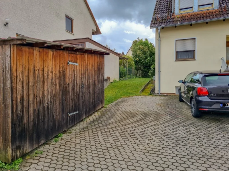 Stellplatz mit Fahrradschuppen