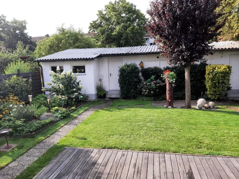 Gartenbereich mit Garage