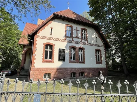 Straßenansicht Südseite - Zinshaus/Renditeobjekt kaufen in Berlin - Historisches Pfarrhaus mitten imHerzen Pankows!