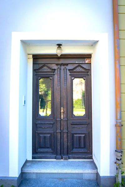 Hauseingang mit historischer Tür