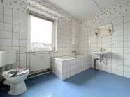 Badezimmer mit Badewanne und Dusche im Obergeschoss (WE3)
