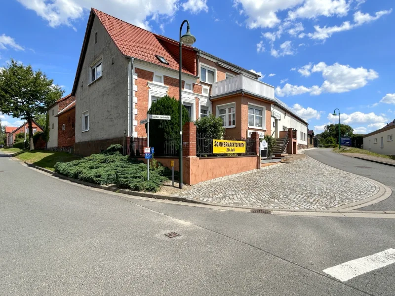 großes Einfamilienhaus mit Anbau und Gewerbe