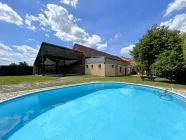 Pool mit Terrasse im Garten