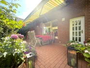 Terrasse mit Markise und Blick in den Garten