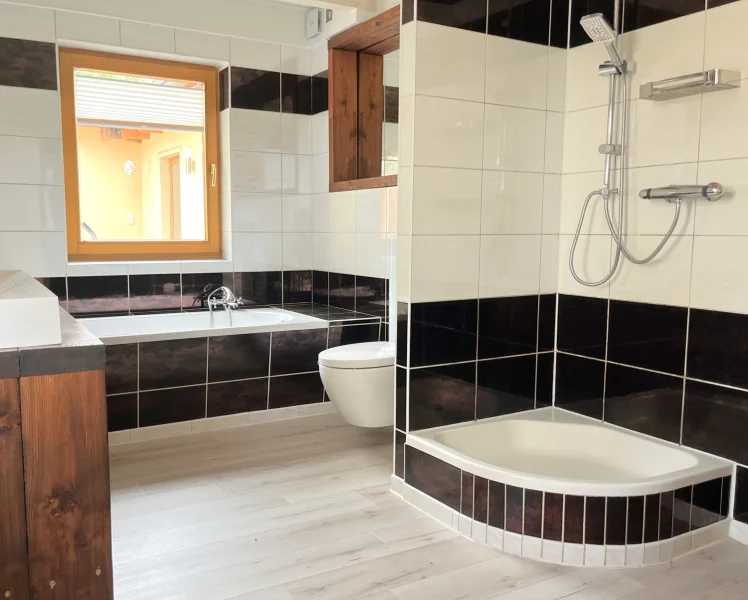 hochwertiges Badezimmer mit Badewanne und Dusche