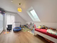 geräumiges Kinderzimmer mit Dachfenster