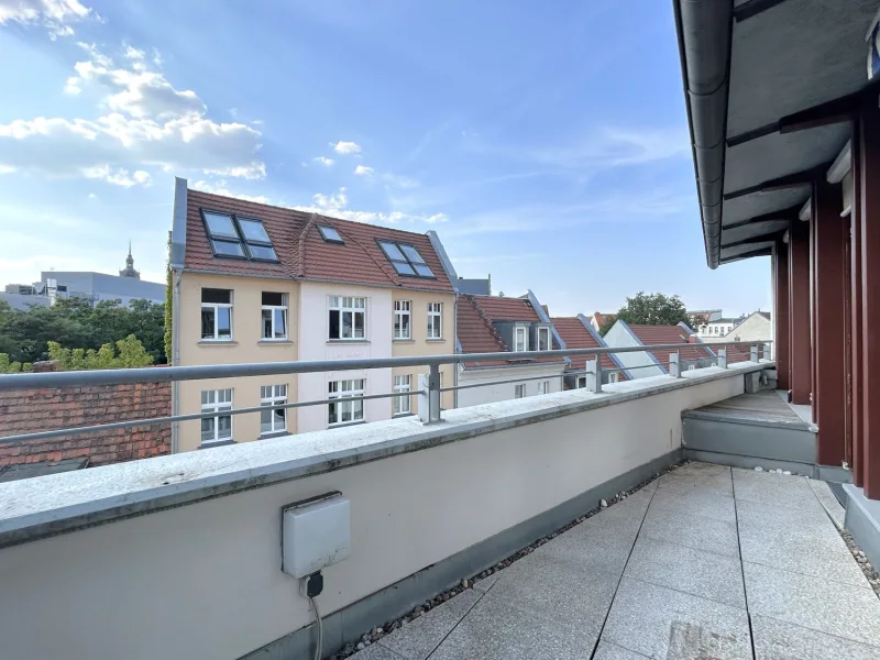 großzügige Dachterrasse mit Markise