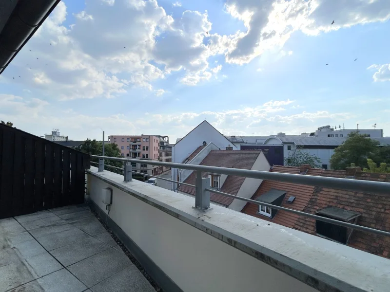 Dachterrasse über den Dächern der Stadt