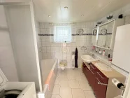 Badezimmer mit Badewanne im Anbau