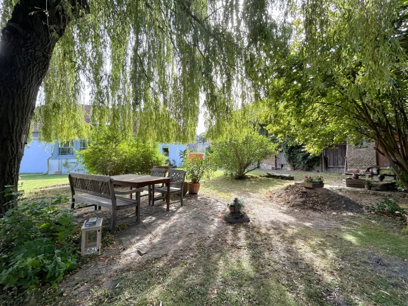 Sitzmöglichkeit im großzügigen Garten