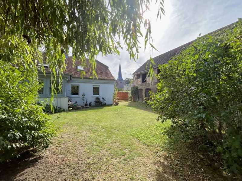 Einfamilienhaus mit Nebengebäude und Scheune