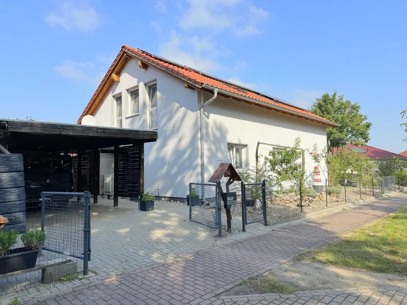 gepflasterte Auffahrt mit Carport