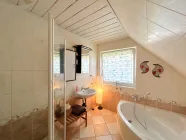 Badezimmer mit Eckbadewanne