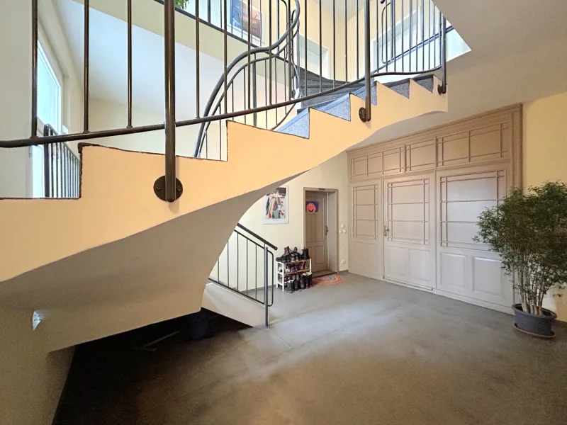 Hausflur mit freitragender Treppe