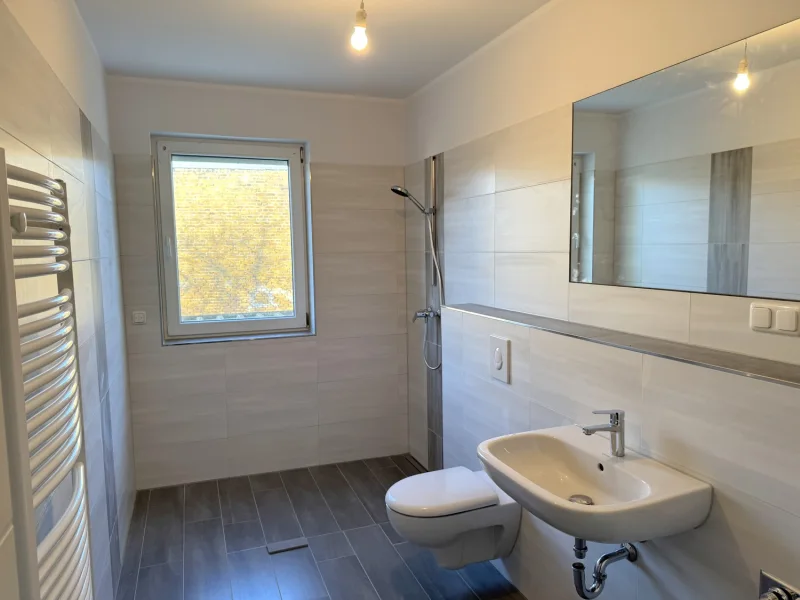 modernes Badezimmer mit ebenerdiger Dusche 