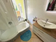 Badezimmer mit Badewanne im Erdgeschoss