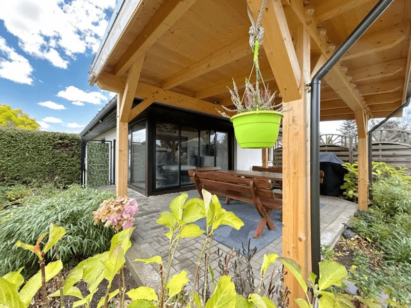 überdachte Terrasse mit angrenzendem Wintergarten