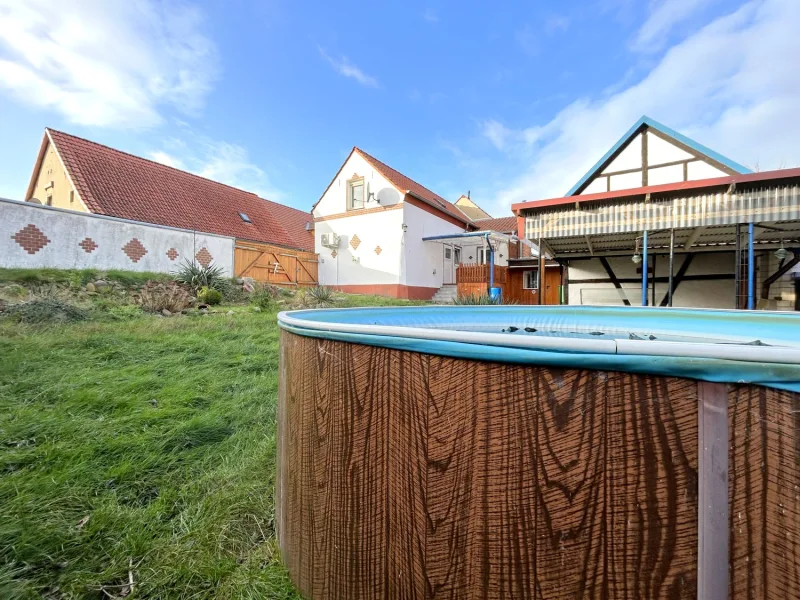 Pool mit Blick in den Garten