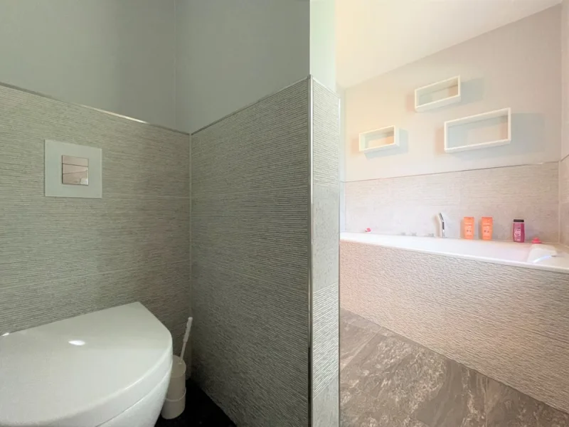 modernes Badezimmer mit Badewanne und Dusche