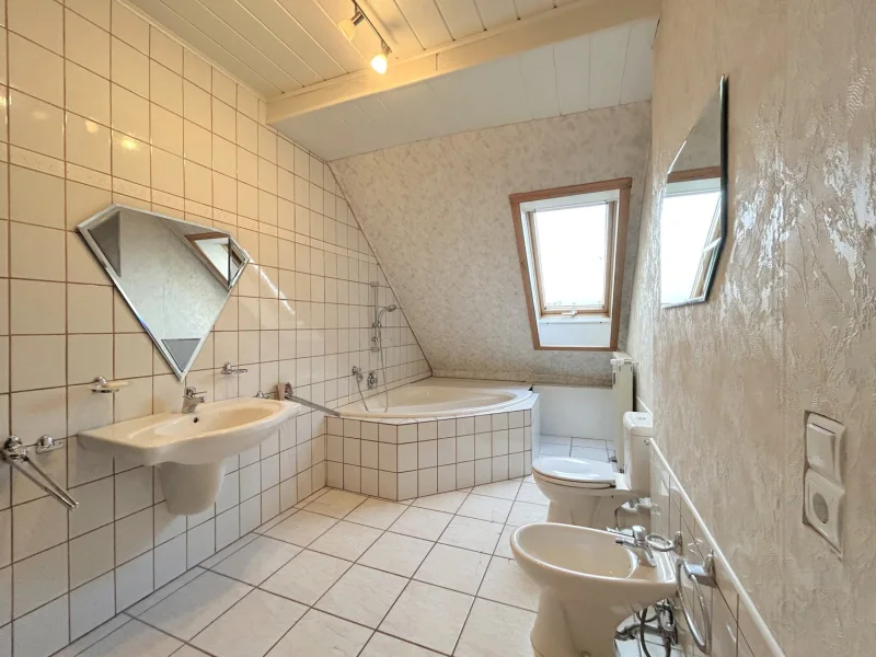 geräumiges Badezimmer mit Eckbadewanne und Dachfenster (WE4) 