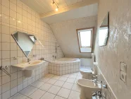 geräumiges Badezimmer mit Eckbadewanne und Dachfenster (WE4) 