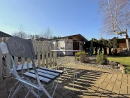 großzügige Terrasse mit Blick in den Garten