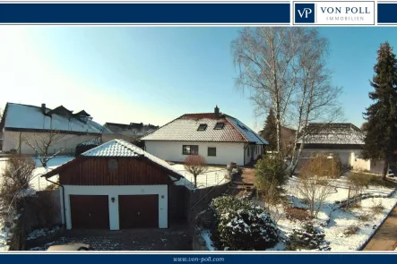 Titelbild - Haus mieten in Vellberg - Zeitlos elegantes Haus in ruhiger Lage, mit Doppelgarage, Gartenteich und Außenkamin.