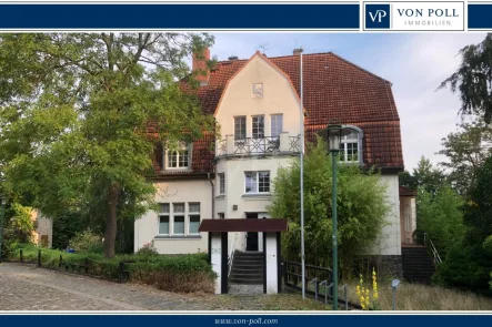 Titel - Haus kaufen in Feldberger Seenlandschaft - Historische Jugendstilvilla auf großem Wassergrundstück samt neuem Gästehaus mit Spabereich und Pool