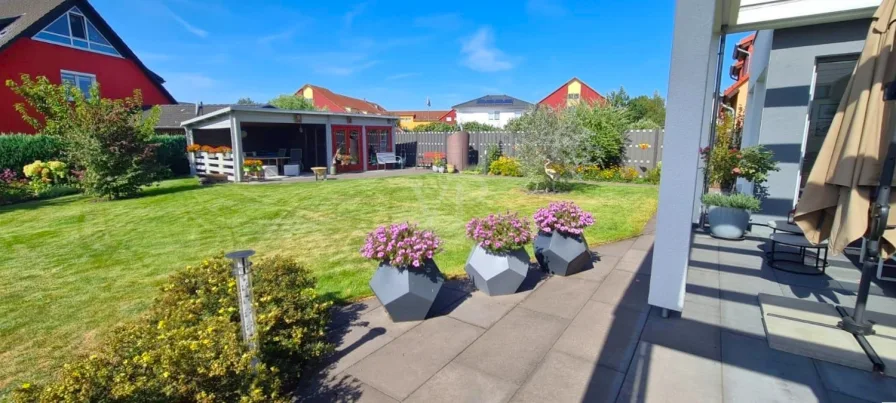 Terrasse Blick zum Gartenhaus