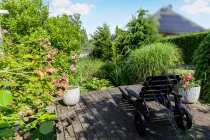 Holzterrasse und Teich 