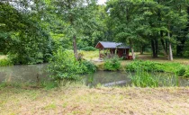 Teich und Gartenhaus mit überdachtem Freisitz 