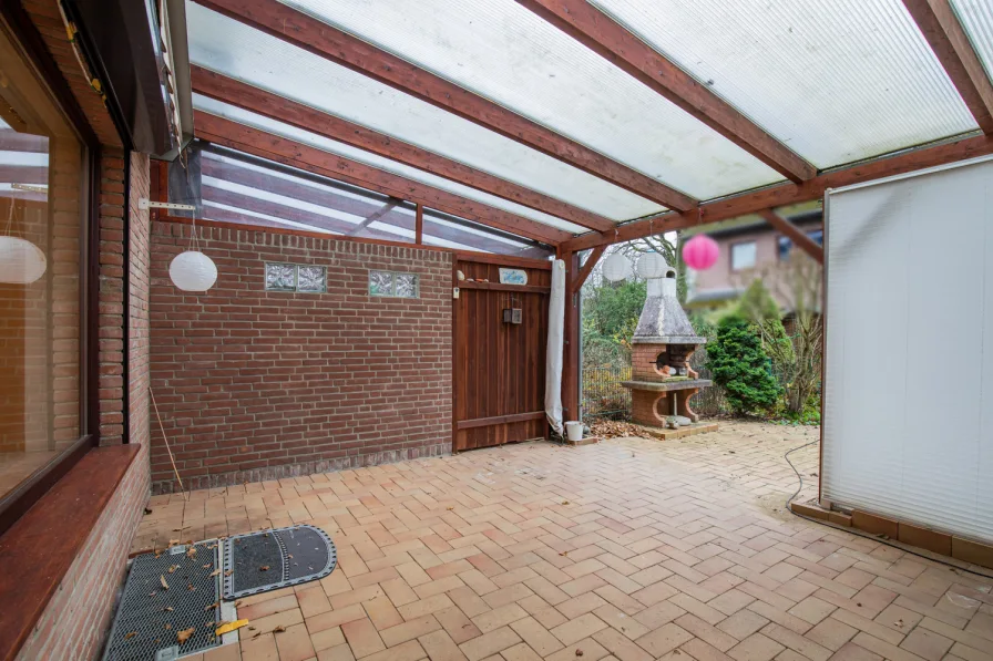 Großflächige Terrasse mit Blick in den Gartenbereich