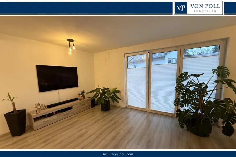 Wohnzimmer mit Zugang zum Balkon - Wohnung mieten in Neumünster - Moderne 2,5-Zimmer-Wohnung mit Balkon und viel Platz in Gadeland