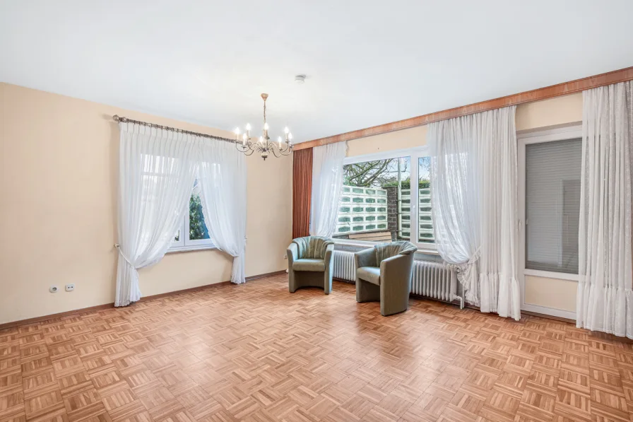 Schlafzimmer II mit Zugang zur Terrasse im EG