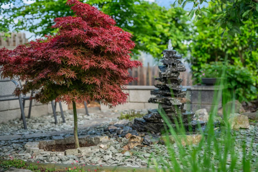 Steinbrunnen im Garten